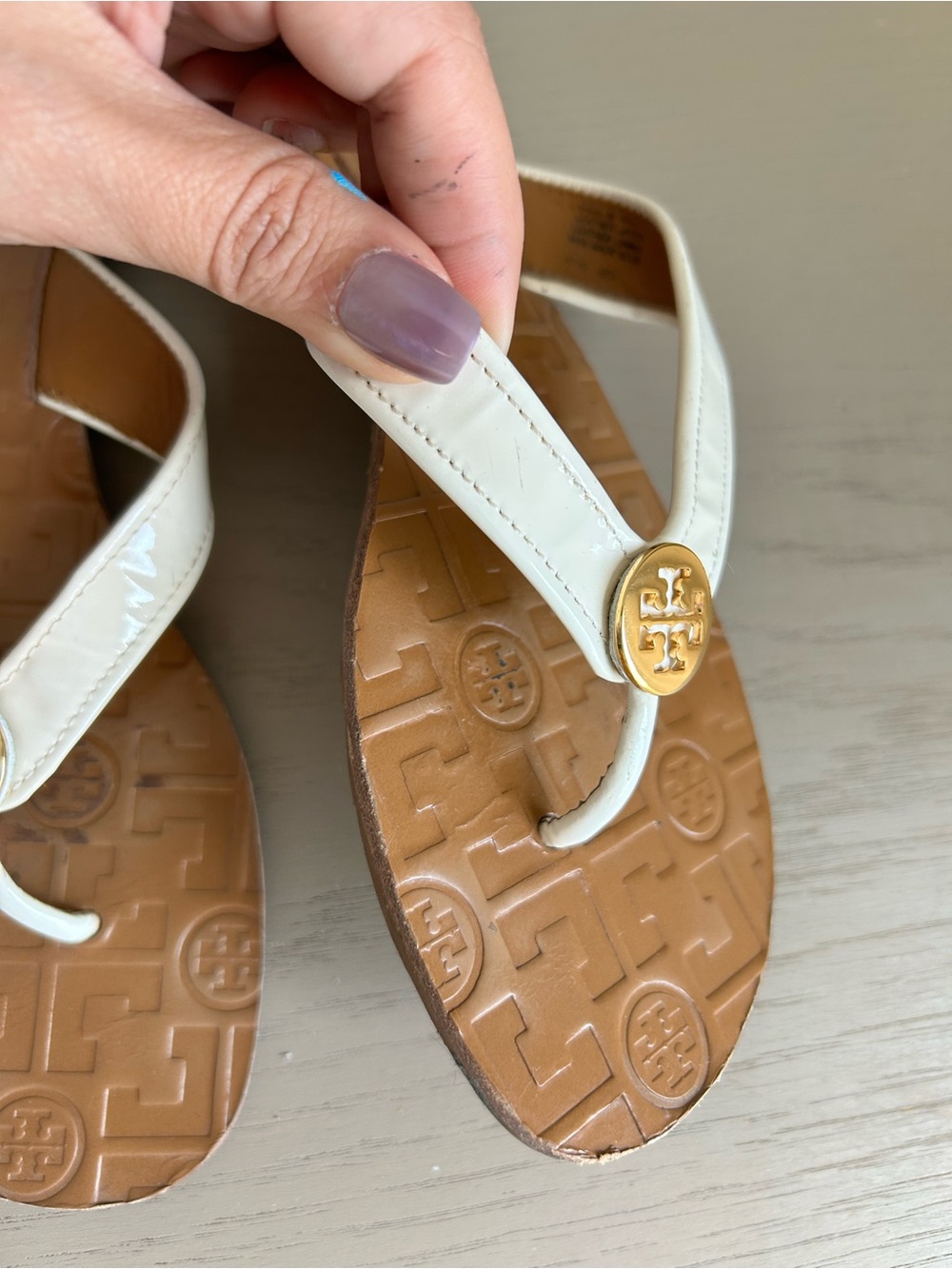Tory Burch OFF White Leather Thong Sandals with Gold Logo - Picture 7 of 16